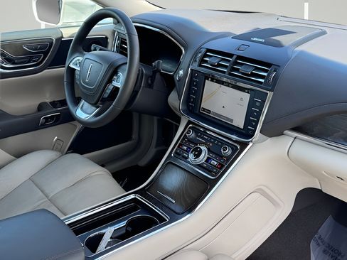 Used 2019 Lincoln Continental Reserve FWD image 6
