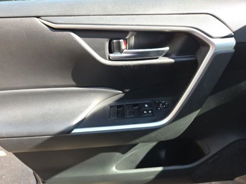 Used 2021 Toyota RAV4 XLE image 9