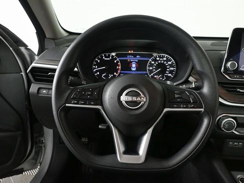 Used 2024 Nissan Altima 2.5 SV image 2