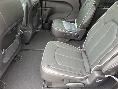 New 2026 Chrysler Pacifica Limited w/ S Appearance Package FWD image 15