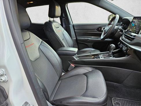 Used 2025 Jeep Compass Trailhawk AWD/4WD image 18