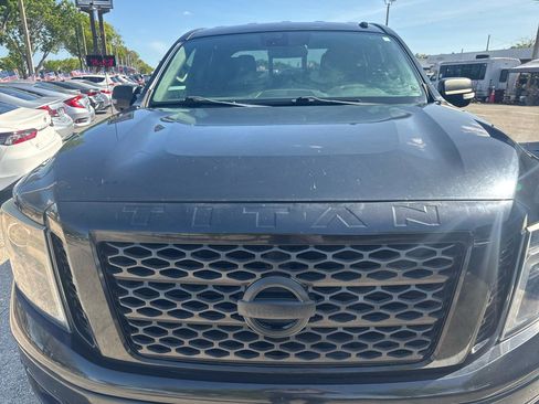 Used 2018 Nissan Titan SV w/ SV Convenience Package RWD image 4