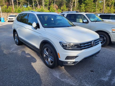Used 2018 Volkswagen Tiguan SEL Premium FWD image 3