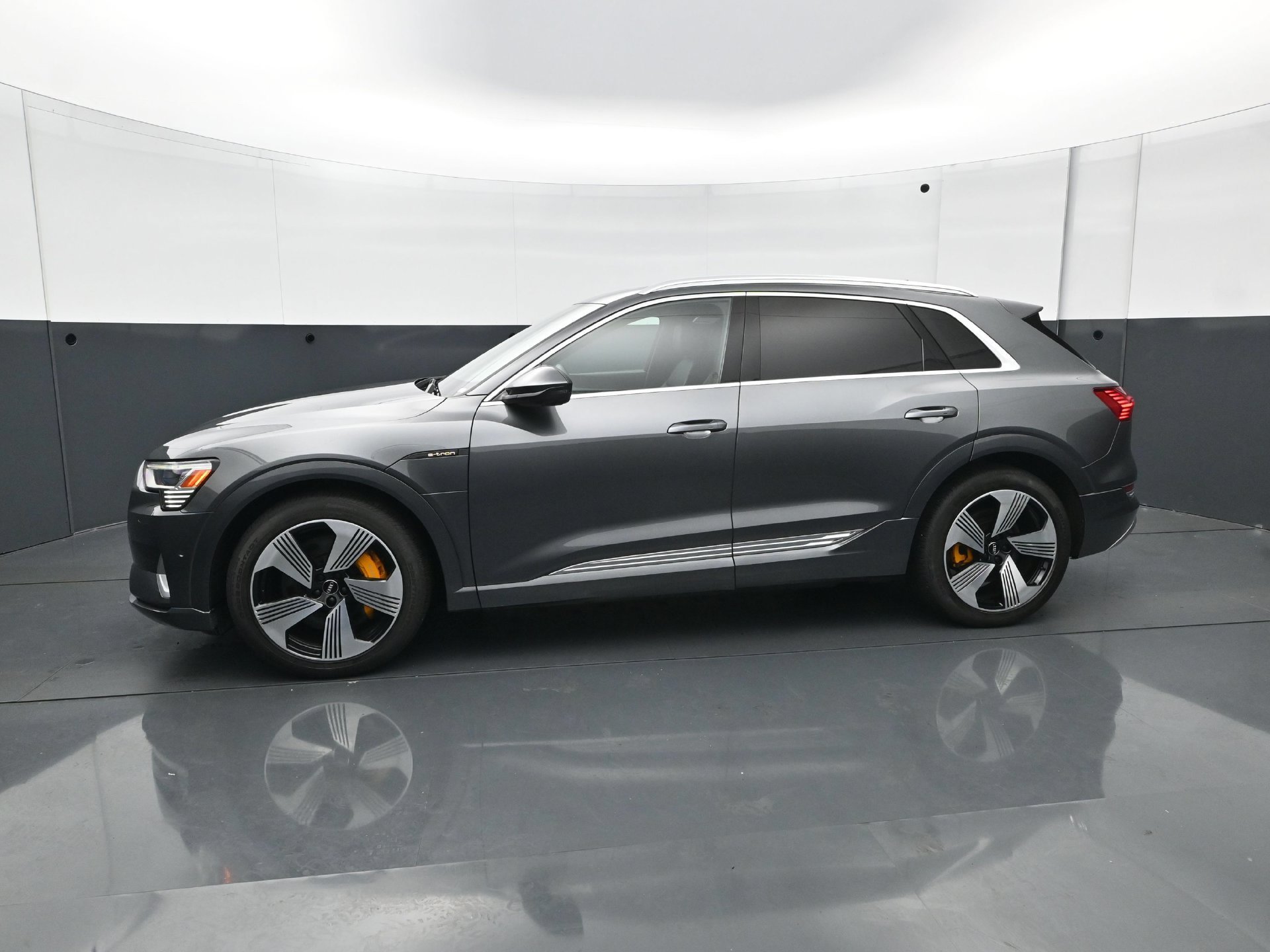 Used 2019 Audi e-tron Prestige w/ Prestige Package AWD/4WD image 3