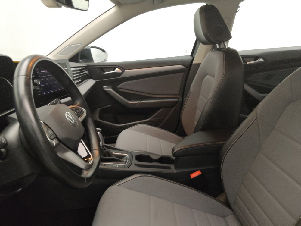 Used 2025 Volkswagen Jetta SE FWD image 17