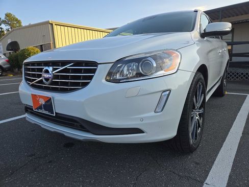 Used 2017 Volvo XC60 T6 Inscription w/ Climate Package image 3
