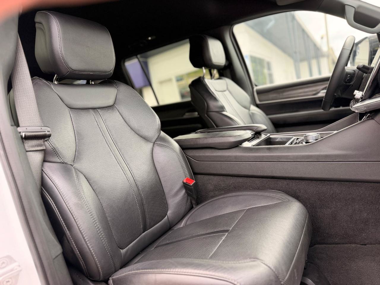 Used 2024 Jeep Wagoneer L Series II w/ Flexible Seating Group RWD image 14
