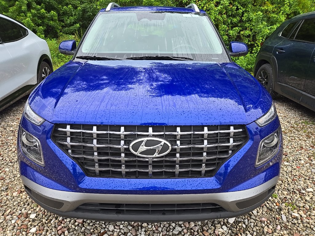 Used 2025 Hyundai Venue SEL FWD image 2