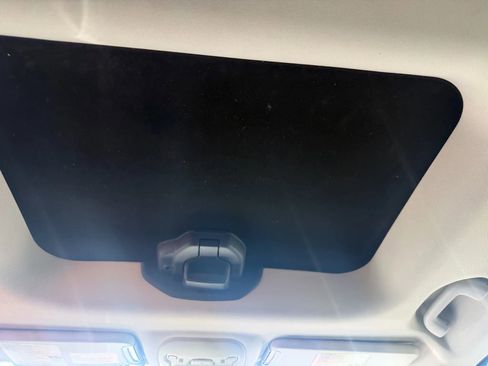 Used 2016 Jeep Renegade Trailhawk w/ Premium Trailhawk Package image 33