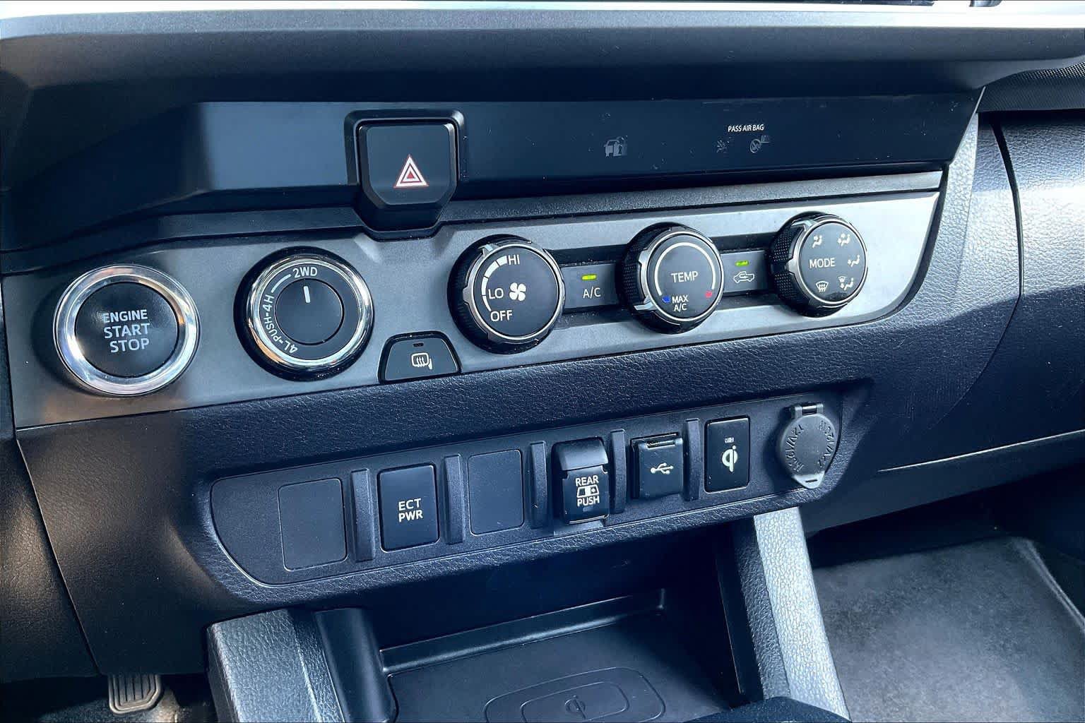Used 2020 Toyota Tacoma TRD Sport AWD/4WD image 32