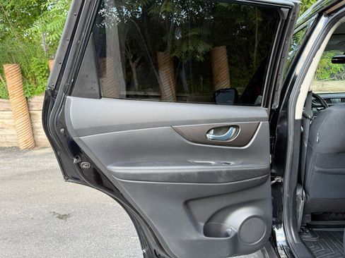 Used 2020 Nissan Rogue SV image 16