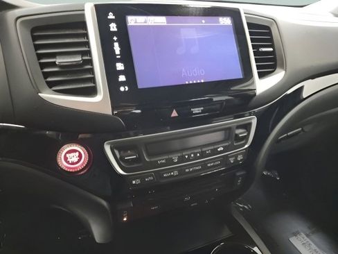 Used 2018 Honda Pilot Touring image 32