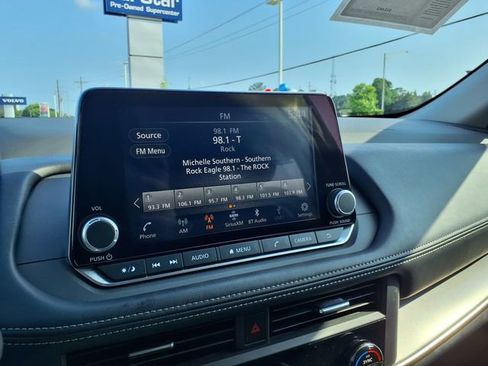 Used 2025 Nissan Rogue SV FWD image 28