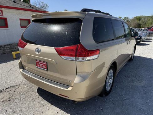 Used 2013 Toyota Sienna XLE FWD image 3