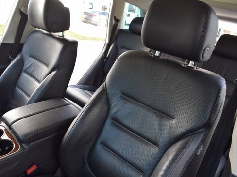 Used 2016 Volkswagen Touareg TDI AWD/4WD image 40