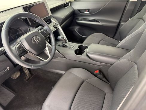 Used 2023 Toyota Venza LE AWD/4WD image 4