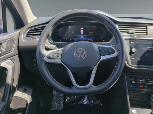 Used 2024 Volkswagen Tiguan SE image 12