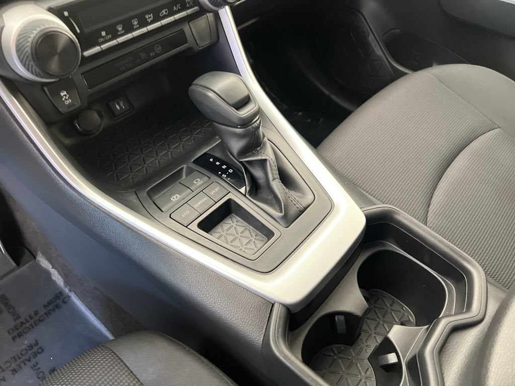 Used 2019 Toyota RAV4 LE w/ Carpet Mat Package FWD image 25