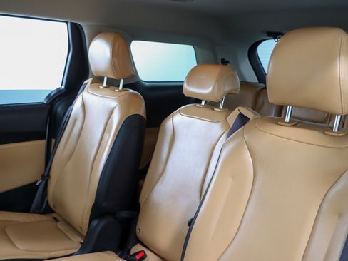Used 2024 Kia Carnival LX FWD image 24