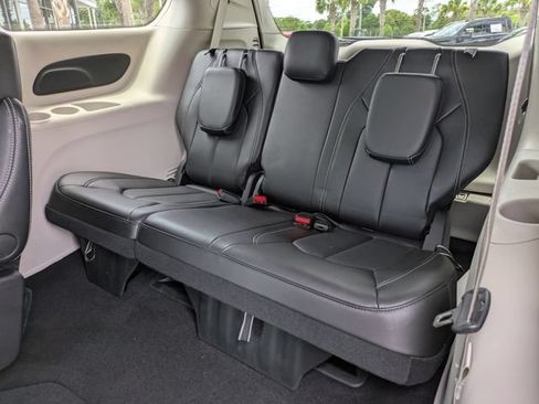 Used 2024 Chrysler Pacifica Touring-L AWD/4WD image 21