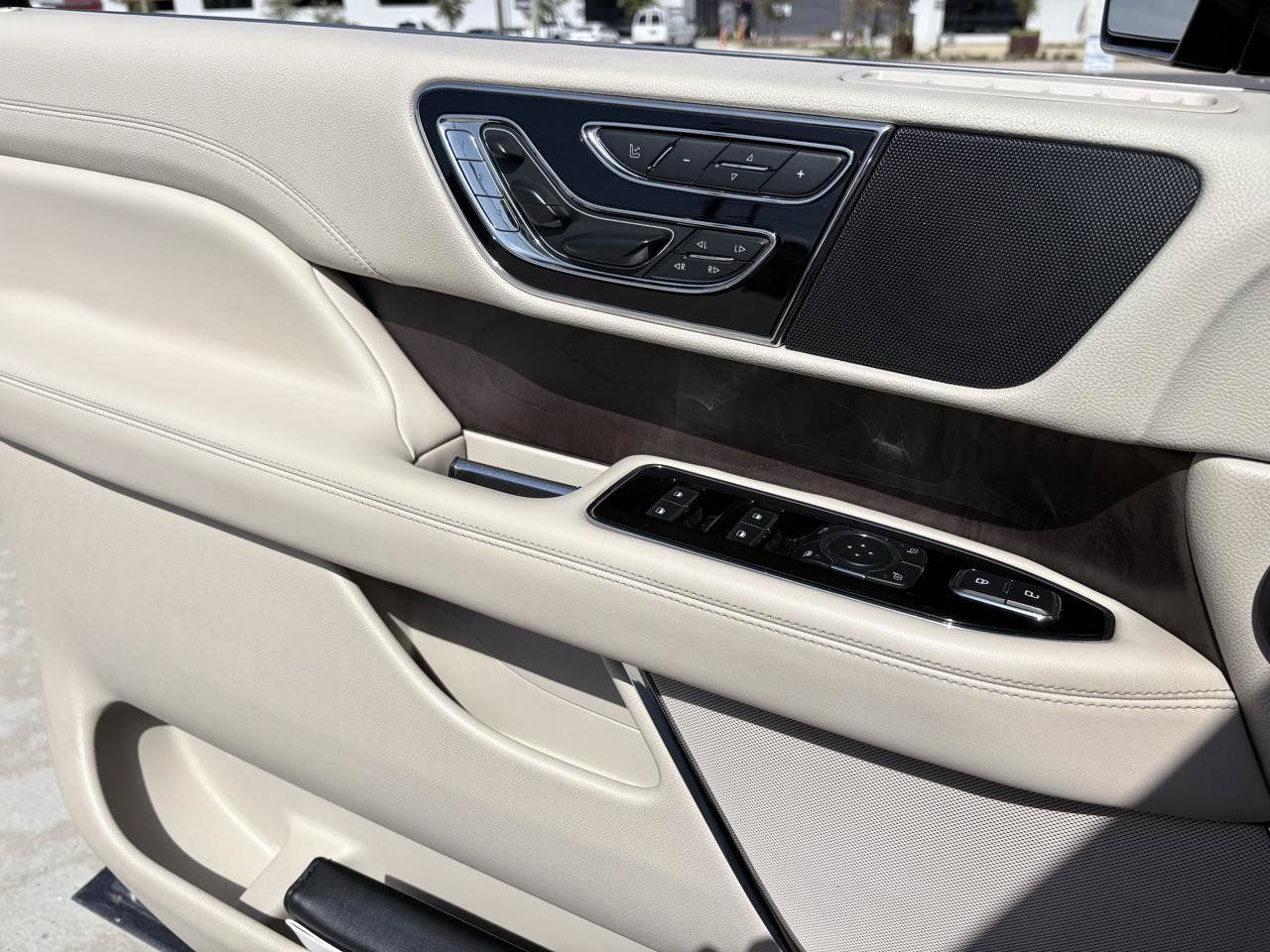 Used 2018 Lincoln Navigator Select w/ Technology Package RWD image 29