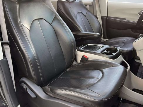 Used 2022 Chrysler Pacifica Touring-L FWD image 10