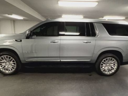 Certified 2023 GMC Yukon XL SLT w/ SLT Luxury Package AWD/4WD image 5