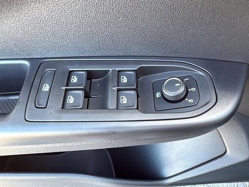 New 2025 Volkswagen Taos SE image 15