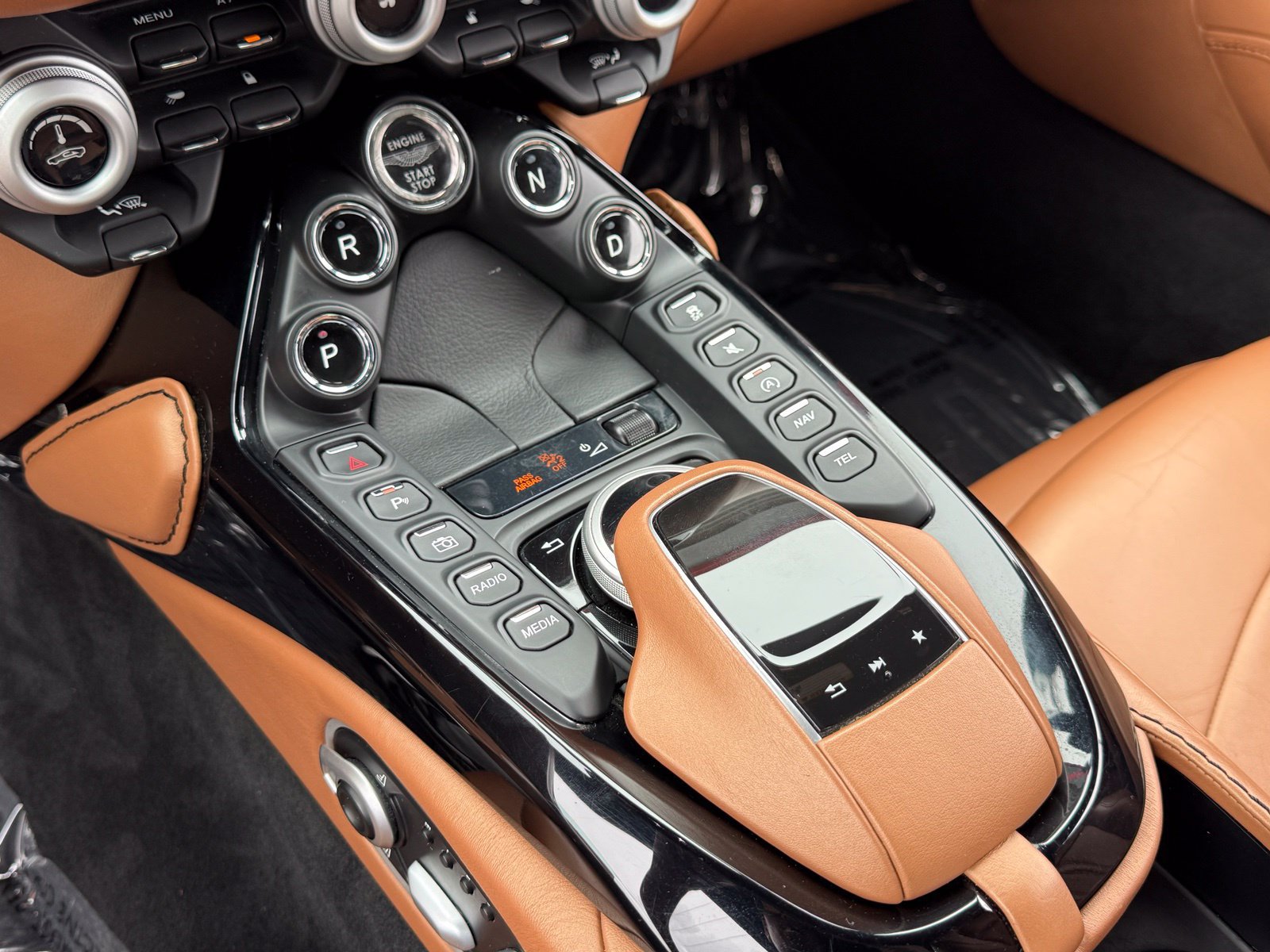 Used 2020 Aston Martin V8 Vantage Coupe RWD image 36