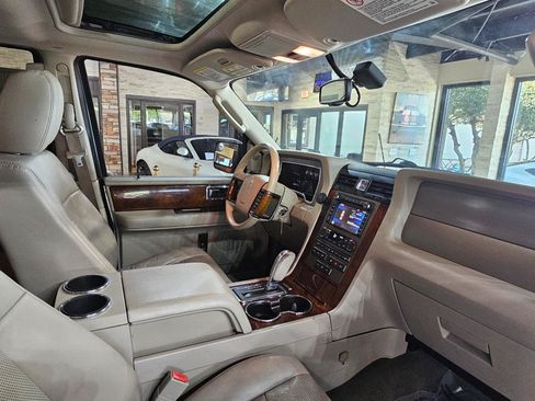 Used 2014 Lincoln Navigator 4WD image 16