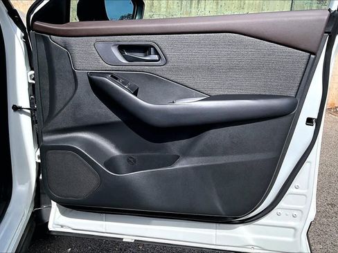 Used 2023 Nissan Rogue S image 25