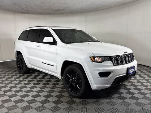 Used 2020 Jeep Grand Cherokee Altitude AWD/4WD image 3