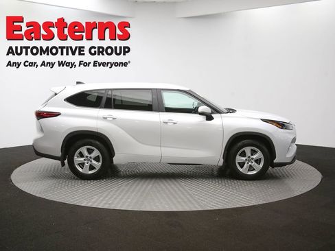 Used 2023 Toyota Highlander LE image 45