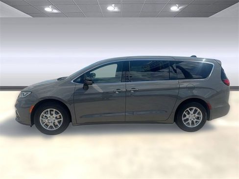 New 2025 Chrysler Pacifica Select image 2