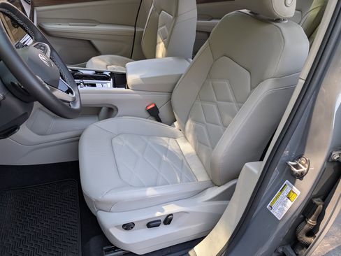 Used 2025 Volkswagen Atlas SE w/ Panoramic Sunroof Package image 17