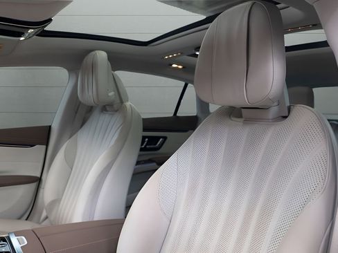 Used 2022 Mercedes-Benz EQS 580 4MATIC Sedan w/ Pinnacle Trim Package image 2