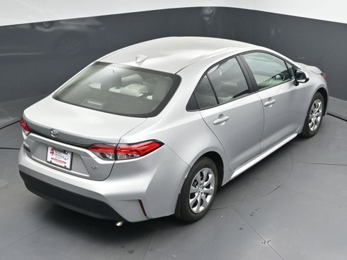 Used 2025 Toyota Corolla LE image 34