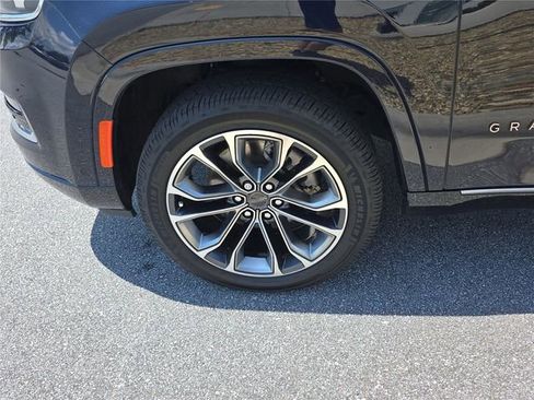 Used 2023 Jeep Grand Wagoneer Series III AWD/4WD image 11