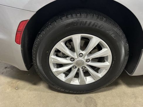 Used 2017 Chrysler Pacifica Touring-L image 27