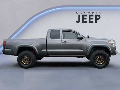 Used 2017 Toyota Tacoma SR5 w/ Tow Package image 7