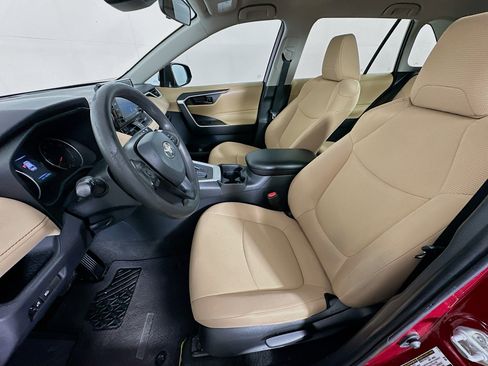 Used 2020 Toyota RAV4 LE image 13