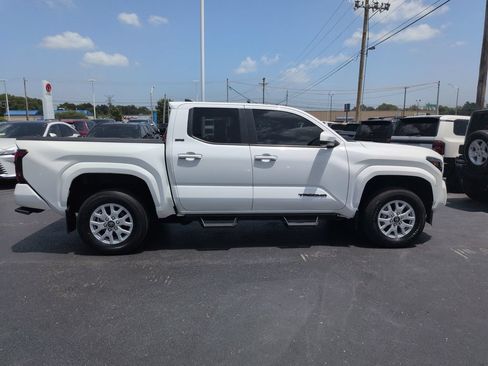 Used 2024 Toyota Tacoma SR5 AWD/4WD image 6