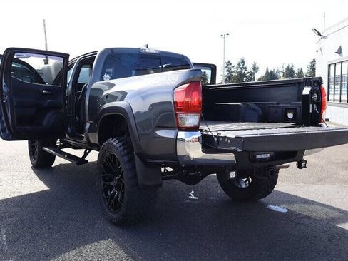 Used 2017 Toyota Tacoma TRD Off-Road w/ Tow Package AWD/4WD image 31