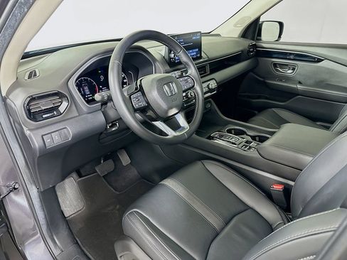 Certified 2025 Honda Pilot Touring image 9