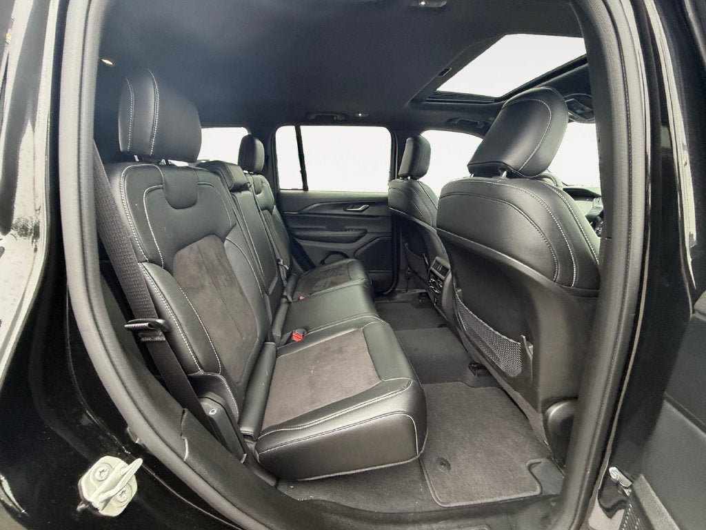 Used 2023 Jeep Grand Cherokee Altitude AWD/4WD image 23
