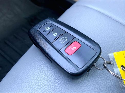 Used 2021 Toyota Highlander XLE image 15