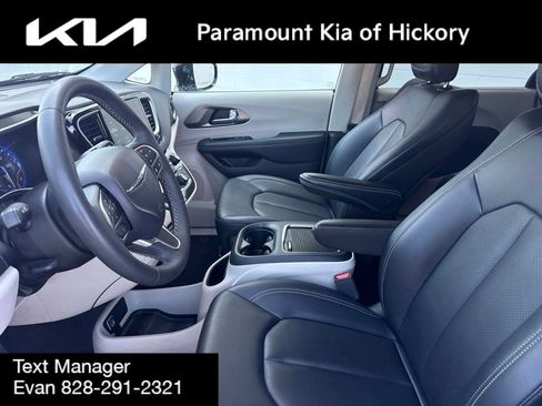 Used 2024 Chrysler Pacifica Touring-L FWD image 21