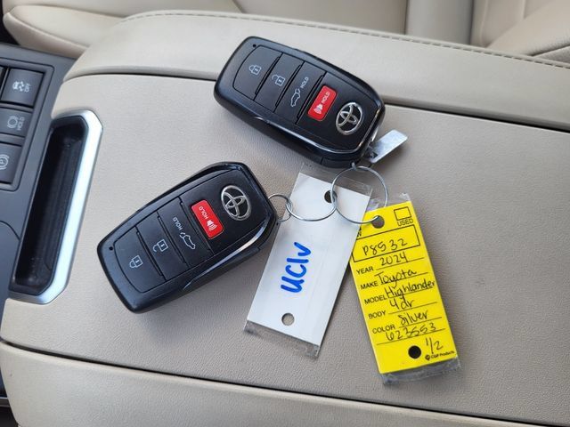 Used 2024 Toyota Highlander XLE AWD/4WD image 26