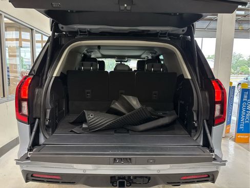 Used 2025 Ford Expedition Active RWD image 10