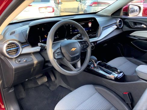 Used 2025 Chevrolet Trax LT image 17